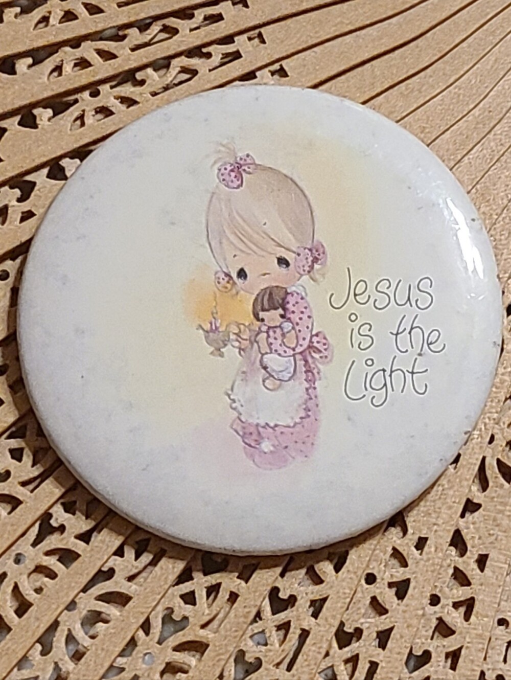 Precious Moments Pink 'Jesus Is the Light' Girl Pin Old Fashion Button